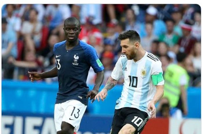 Gelandang timnas Prancis, N'Golo Kante, saat berduel dengan striker timnas Argentina, Lionel Messi, pada laga 16 besar Piala Dunia 2018.