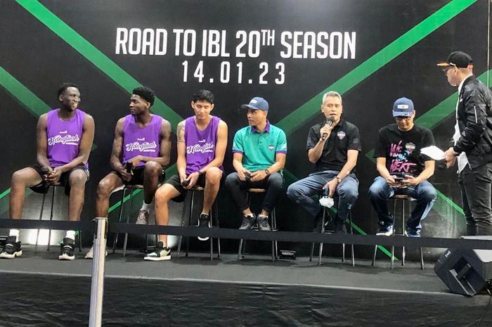 Tim basket RJ Amartha Hangtuah Jakarta saat konferensi pers Road to IBL 2023 di kawasan Senayan, Jakarta, Rabu (14/12/2022).