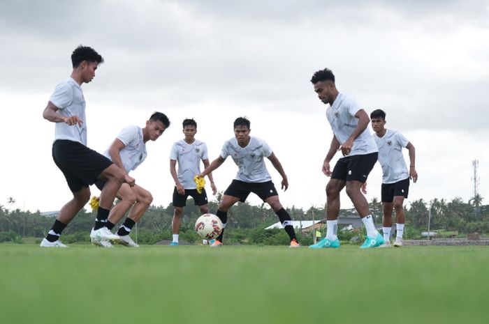 Sejumlah pemain Timnas Indonesia yang tengah melakukan latihan.