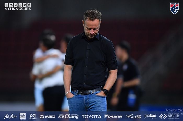 Alexandre Polking tertunduk lesu setelah Timnas Thailand dikalahkan Taiwan dalam sebuah laga uji coba jelang Piala AFF 2022.