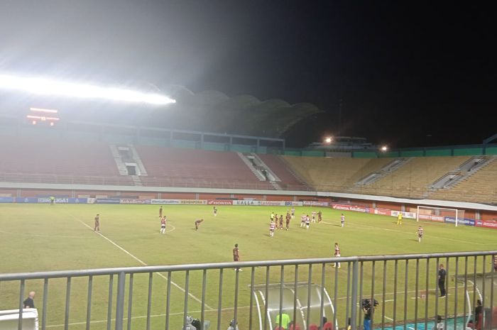 Suasana pertandingan PSM Makassar vs Madura United di Stadion Maguwoharjo, Sleman pada pekan ke-14 Liga 1 2022/2023 pada Kamis (15/12/2022)