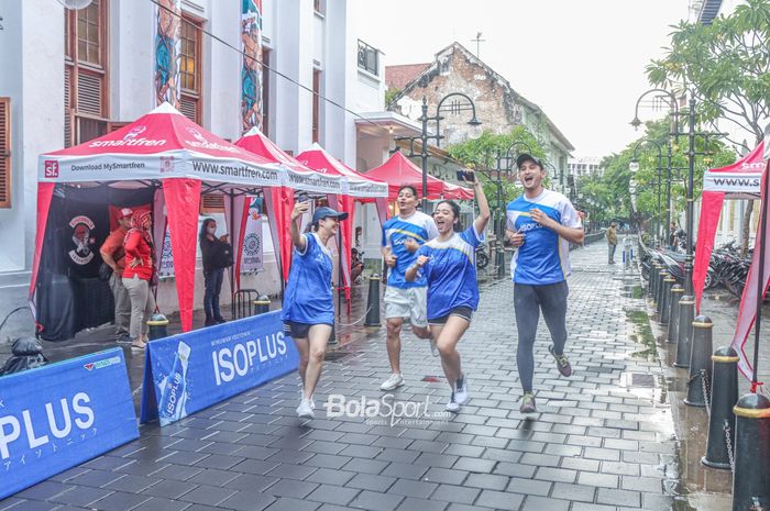 Sejumlah influencer yang turut memeriahkan Shake Out Run jelang tampil pada Semarang 10K Powered by ISOPLUS di kawasan Kota Lama, Semarang, Jawa Tengah, 17 Desember 2022.