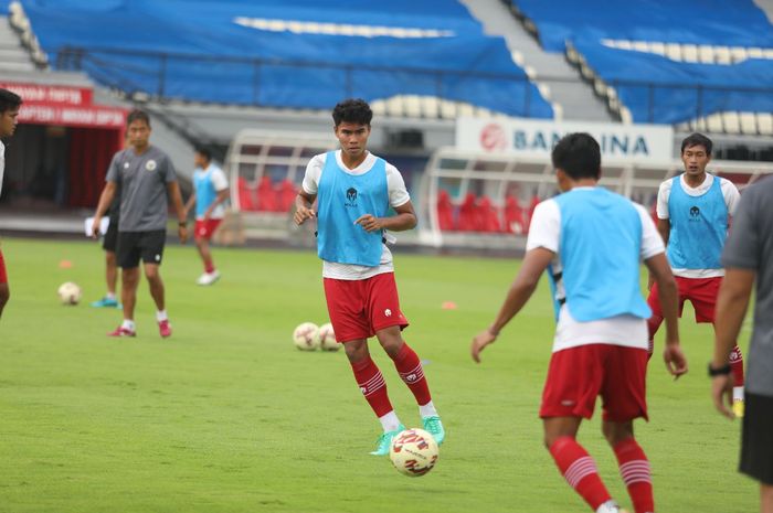 Bek muda timnas Indonesia, Muhammad Ferarri saat menjalani latihan persiapan menuju Piala AFF 2022 di Bali.