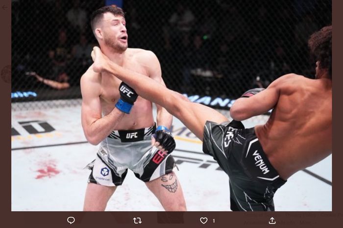 Alex Caceres mengalahkan Julian Erosa dengan sepakan ke arah kepala pada gelaran UFC Vegas 66, Minggu (18/12/2022
