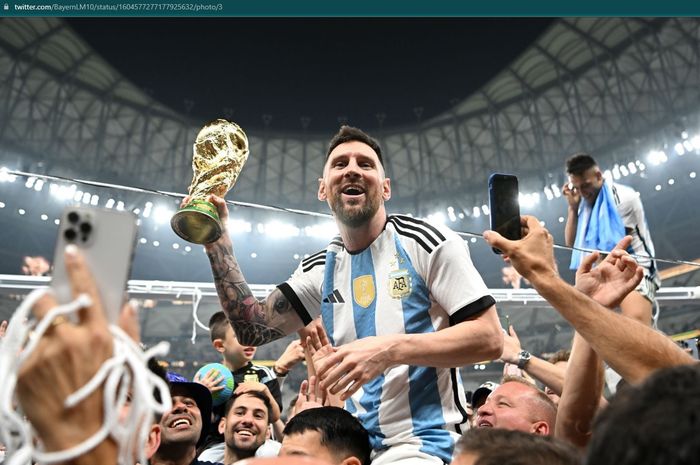 Lionel Messi merayakan kesuksesan timnas Argentina menjuarai Piala Dunia 2022 selepas kemenangan adu penalti 4-2 atas timnas Prancis.