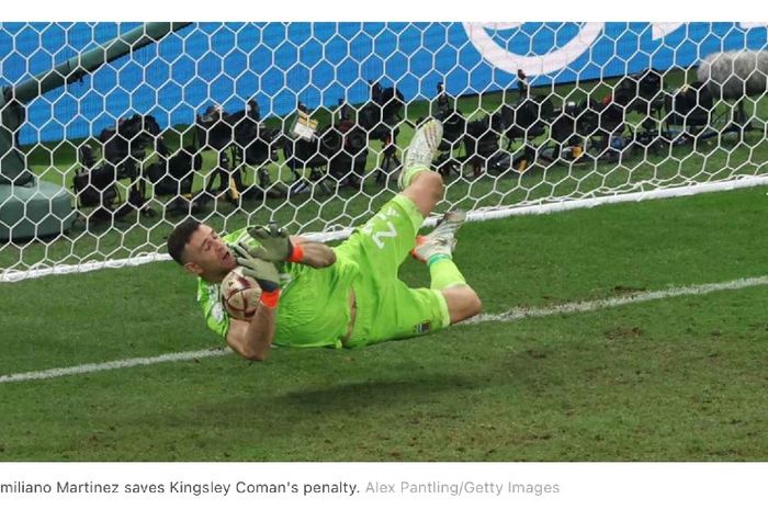 Kiper Argentina, Emiliano Martinez, menghentikan bola eksekusi penalti pemain Prancis, Kingsley Coman, pada final Piala Dunia 2022, Minggu (18/12/2022) di Stadion Lusail, Qatar.