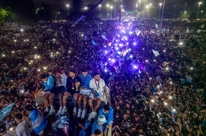 Lionel Messi cs diarak di jalanan Ezeiza, Buenos Aires, dalam pesta juara timnas Argentina pada Piala Dunia 2022 (20/12/2022).