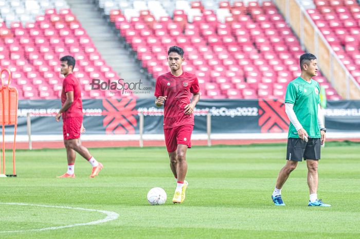 Gelandang timnas Indonesia, Marselino Ferdinan (tengah), sedang menguasai bola ketika berlatih di Stadion Gelora Bung Karno, Senayan, Jakarta, 20 Desember 2022.