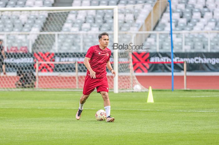 Pemain timnas Indonesia, Egy Maulana Vikri, tampak sedang menguasai bola ketika berlatih di Stadion Gelora Bung Karno, Senayan, Jakarta, 20 Desember 2022.