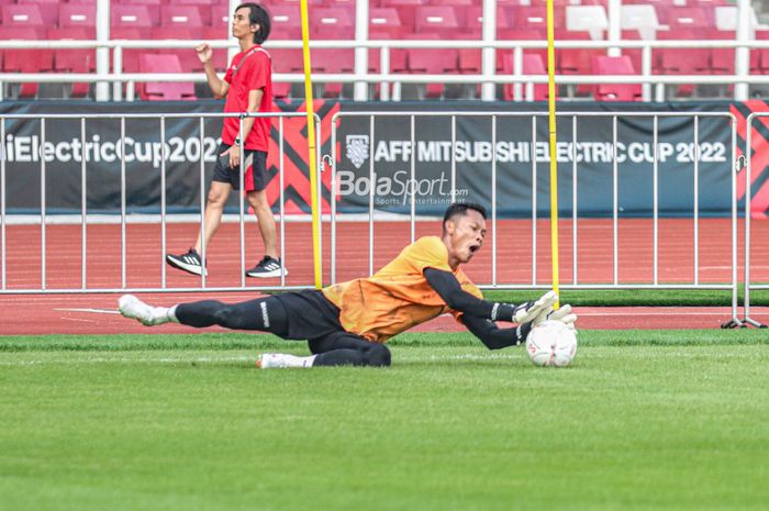 Kiper timnas Indonesia, Syahrul Trisna Fadillah, tampak sedang menangkap bola saat berlatih di Stadion Gelora Bung Karno, Senayan, Jakarta, 20 Desember 2022.