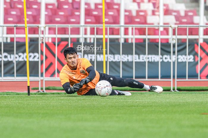 Kiper timnas Indonesia, Muhammad Riyandi, tampak sedang menangkap bola saat berlatih di Stadion Gelora Bung Karno, Senayan, Jakarta, 20 Desember 2022.