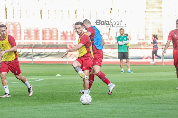 Gelandang naturalisasi timnas Indonesia, Marc Klok, tampak sedang mengoper bola saat berlatih di Stadion Gelora Bung Karno, Senayan, Jakarta, 20 Desember 2022.