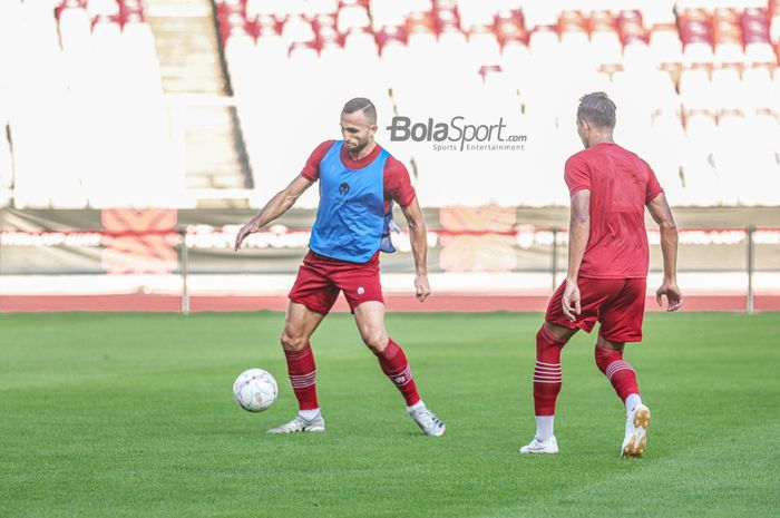 Striker naturalisasi timnas Indonesia, Ilija Spasojevic (kiri), sedang menguasai bola ketika berlatih di Stadion Gelora Bung Karno, Senayan, Jakarta, 20 Desember 2022.