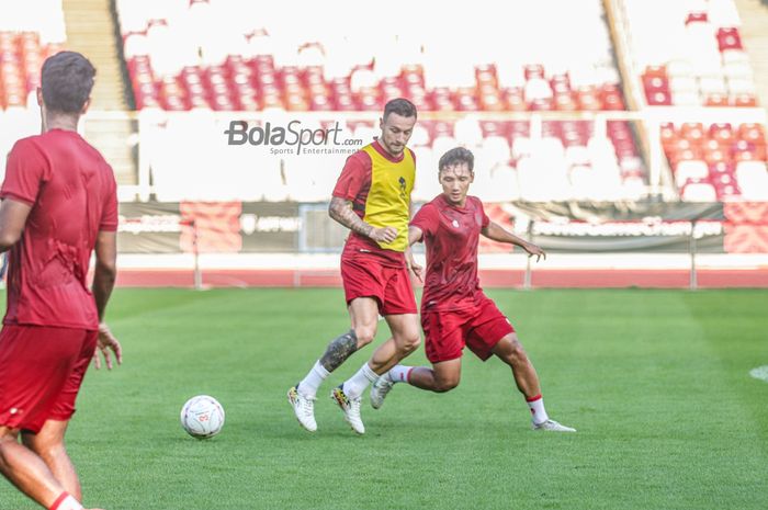 Marc Klok (kiri) tampak sedang menguasai bola dan dibayangi Syahrian Abimanyu (kanan) saat berlatih bersama timnas Indonesia di Stadion Gelora Bung Karno, Senayan, Jakarta, 20 Desember 2022.