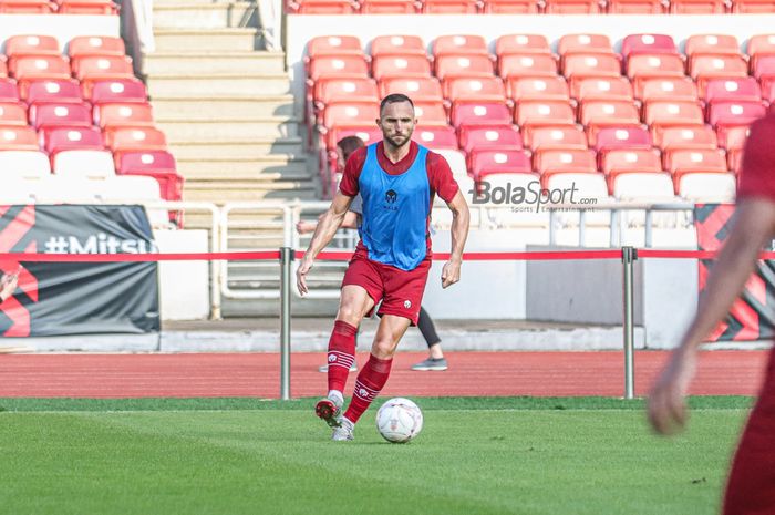 Striker naturalisasi timnas Indonesia, Ilija Spasojevic, sedang menguasai bola ketika berlatih di Stadion Gelora Bung Karno, Senayan, Jakarta, 20 Desember 2022.