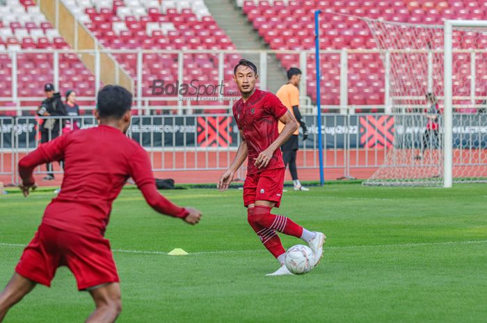 Bek timnas Indonesia, Hansamu Yama Pranata (kanan), tampak sedang menguasai bola ketika berlatih di Stadion Gelora Bung Karno, Senayan, Jakarta, 20 Desember 2022.