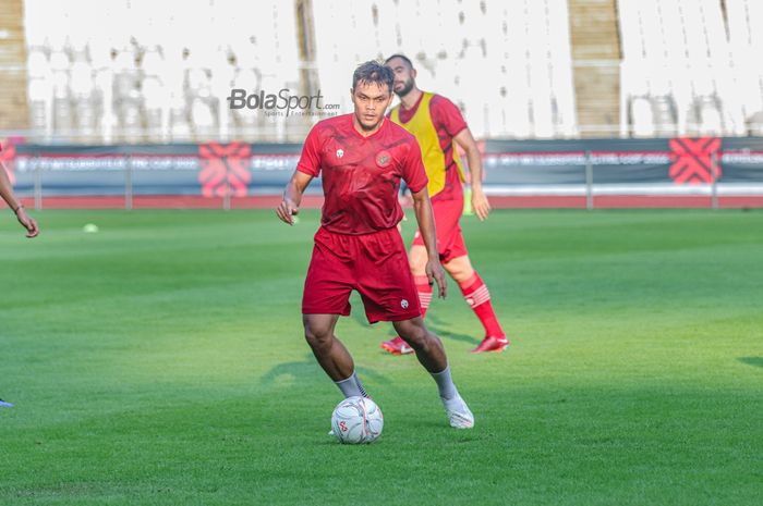 Gelandang timnas Indonesia, Rachmat Irianto, sedang menguasai bola ketika berlatih di Stadion Gelora Bung Karno, Senayan, Jakarta, 20 Desember 2022.