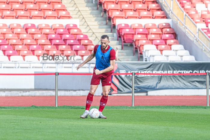 Striker naturalisasi timnas Indonesia, Ilija Spasojevic, sedang mengusai bola ketika berlatih di Stadion Gelora Bung Karno, Senayan, Jakarta, 20 Desember 2022.