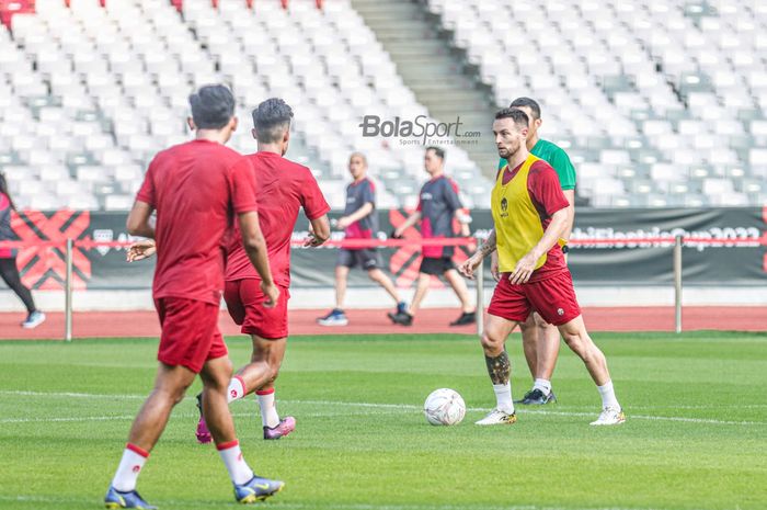 Gelandang naturalisasi timnas Indonesia, Marc Klok (kanan), sedang menguasai bola ketika berlatih di Stadion Gelora Bung Karno, Senayan, Jakarta, 20 Desember 2022.