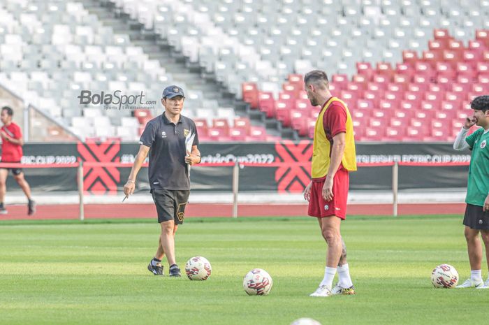 Pelatih timnas Indonesia, Shin Tae-yong (kiri), sedang memantau latihan timnya di Stadion Gelora Bung Karno, Senayan, Jakarta, 20 Desember 2022.