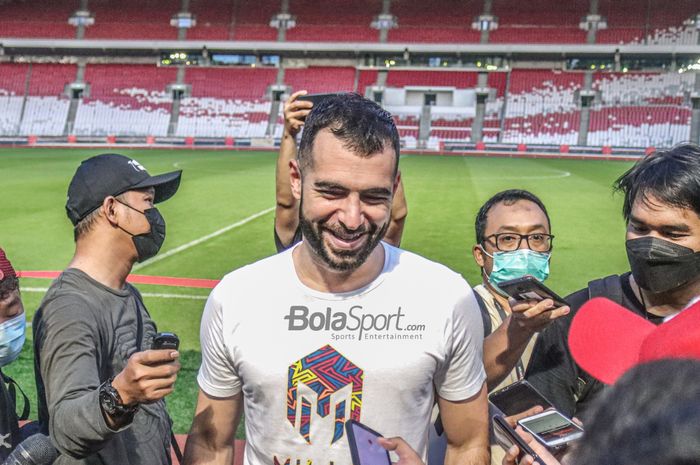 Bek naturalisasi timnas Indonesia, Jordi Amat, sedang memberikan keterangan kepada awak media di Stadion Gelora Bung Karno, Senayan, Jakarta, 20 Desember 2022.