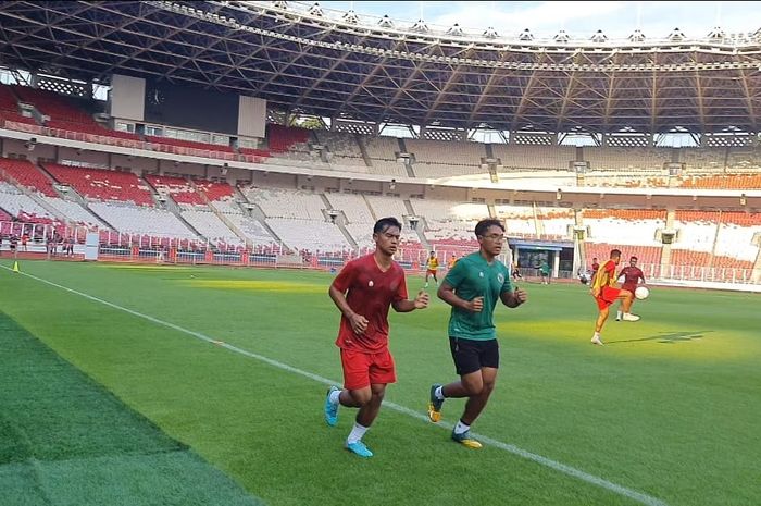 Bek timnas Indonesia, Pratama Arhan saat latihan terpisah.