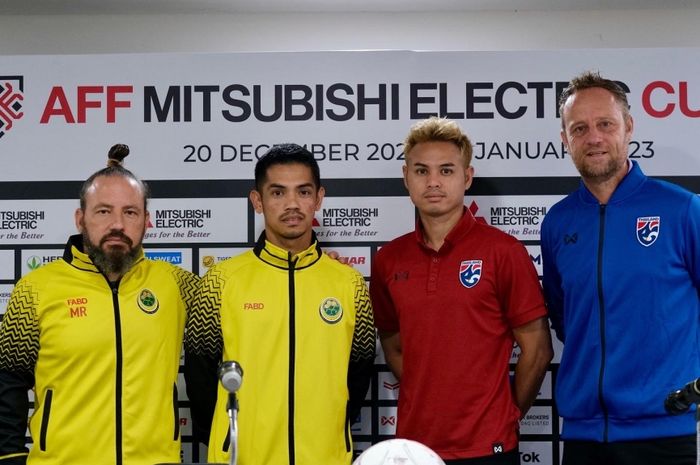 Pelatih Brunei Mario Rivera (ujung kiri) dan pelatih Thailand Mano Polking (ujung kanan) berfoto dalam konferensi pers jelang pertandingan Piala AFF 2022.