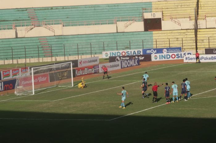 Striker Madura United, Beto Goncalves kala membobol gawang Arema FC melalui titik putih dalam lanjutan pekan ke-16 Liga 1 2022/2023 di Stadion Sultan Agung, Bantul pada Selasa (20/12/2022)