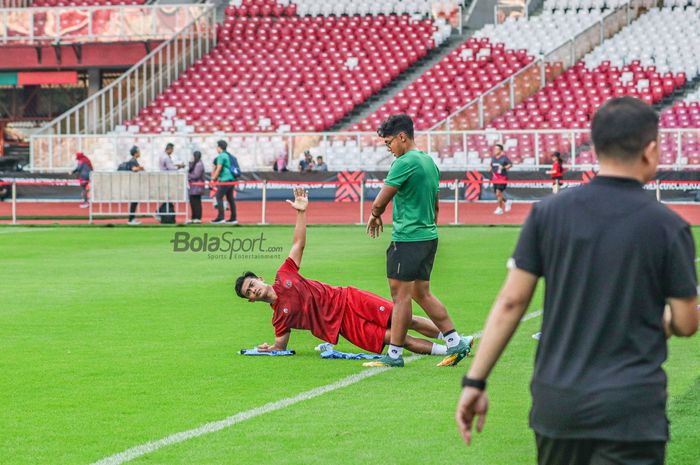 Pratama Arhan tampak latihan terpisah dengan pemain timnas Indonesia lainnya saat berlatih  di Stadion Gelora Bung Karno, Senayan, Jakarta, 20 Desember 2022.