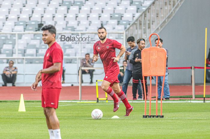 Bek naturalisasi timnas Indonesia, Jordi Amat (kanan), sedang menguasai bola ketika berlatih di Stadion Gelora Bung Karno, Senayan, Jakarta, 20 Desember 2022.