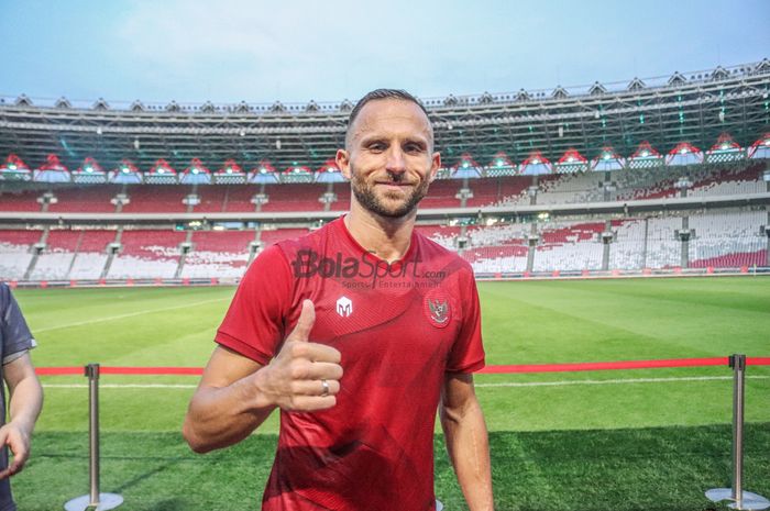 Striker naturalisasi timnas Indonesia, Ilija Spasojevic, sedang berpose foto saat ditemui di Stadion Gelora Bung Karno, Senayan, Jakarta, 20 Desember 2022.