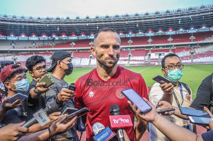 Striker naturalisasi timnas Indonesia, Ilija Spasojevic, sedang memberikan keterangan kepada awak media di Stadion Gelora Bung Karno, Senayan, Jakarta, 20 Desember 2022.