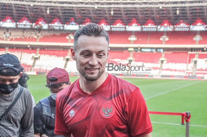 Gelandang naturalisasi timnas Indonesia, Marc Klok, sedang memberikan keterangan kepada awak media di Stadion Gelora Bung Karno, Senayan, Jakarta, 20 Desember 2022.