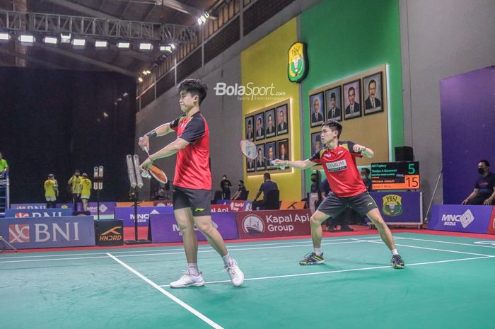 Atlet bulu tangkis ganda putra Djarum Kudus, Nikolaus Joaquin dan Varrell Yustin Mulia, sedang bertanding dalam Seleksi Nasional PBSI 2022 di Pelatnas PBSI, Cipayung, Jakarta Timur, 21 Desember 2022.