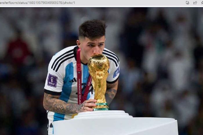 Gelandang timnas Argentina, Enzo Fernandez, mencium trofi Piala Dunia 2022.