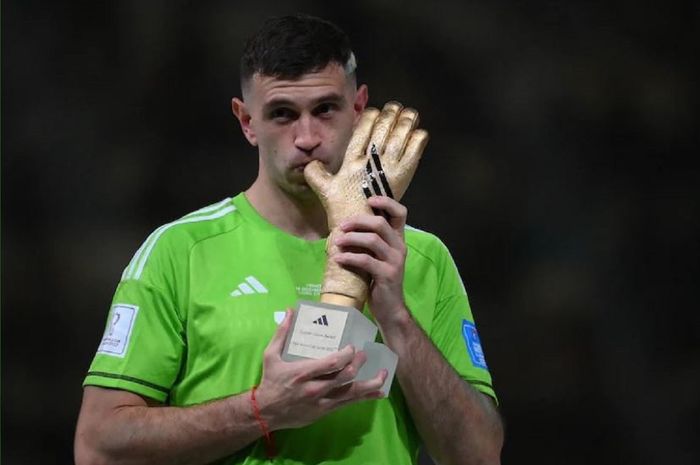 Emiliano Martinez saat memenangkan penghargaan Golden Gloves atau Kiper Terbaik Piala Dunia 2022.