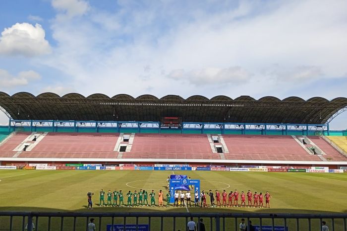 Suasana pertandingan Persebaya Surabaya vs Persis Solo di Stadion Maguwoharjo, Sleman, Rabu (21/12/2022).