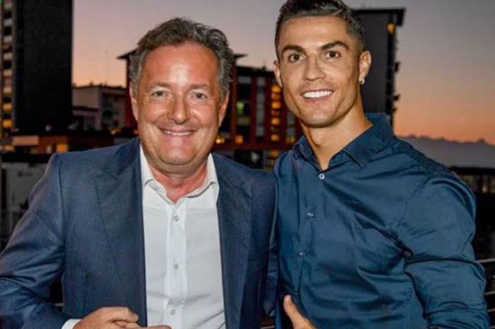 Jurnalis Inggris, Piers Morgan (kiri), berfoto dengan Cristiano Ronaldo (kanan).