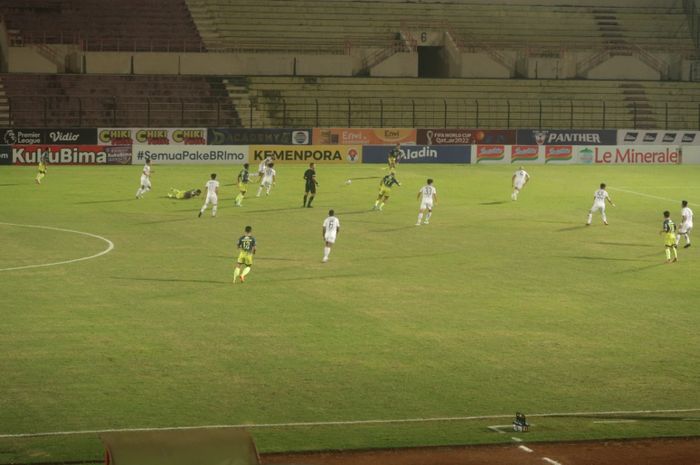 Suasana pertandingan Persib Bandung melawan Persita Tangerang dalam laga pekan ke-16 Liga 1 2022/2023 di Stadion Sultan Agung, Bantul, Rabu (21/12).