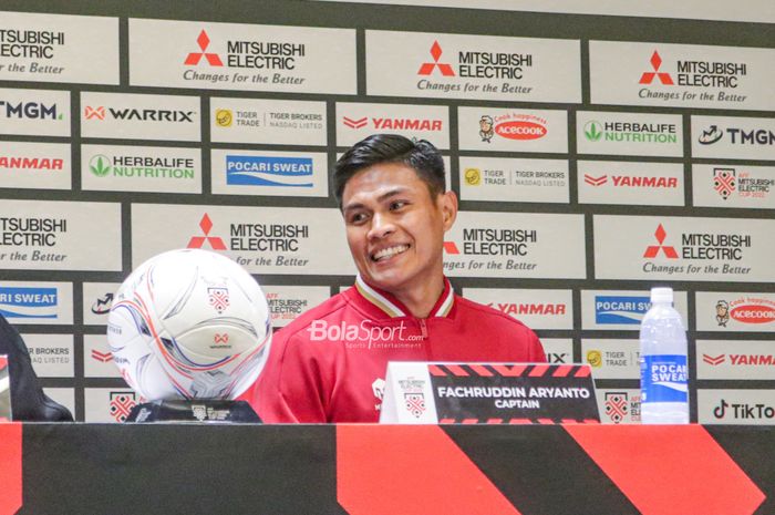 Kapten timnas Indonesia, Fachruddin Aryanto, tampak sumringah saat menjalani sesi jumpa pers jelang laga Piala AFF 2022 di Stadion Gelora Bung Karno, Senayan, Jakarta, 22 Desember 2022.