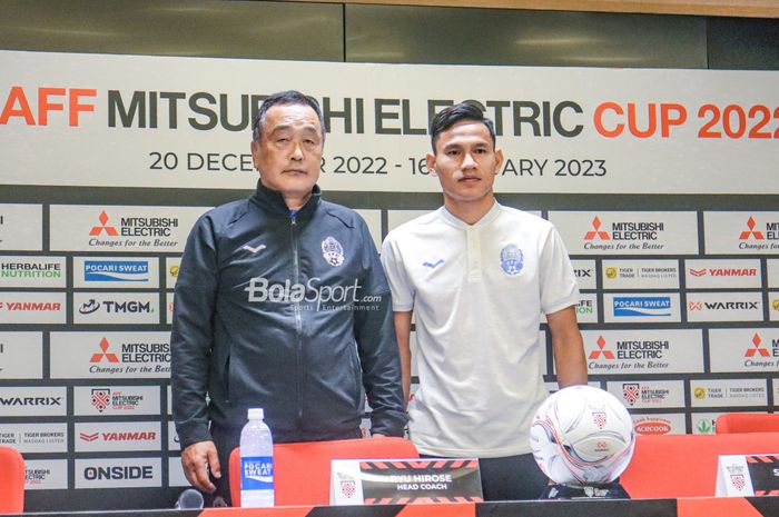 Pelatih timnas Kamboja, Ryu Hirose (kiri) dan pemainnya bernama Soeuy Visal (kanan) sedang berfoto bersama seusai sesi jumpa pers jelang berlaga pada Piala AFF 2022 di Stadion Gelora Bung Karno, Senayan, Jakarta, 22 Desember 2022.