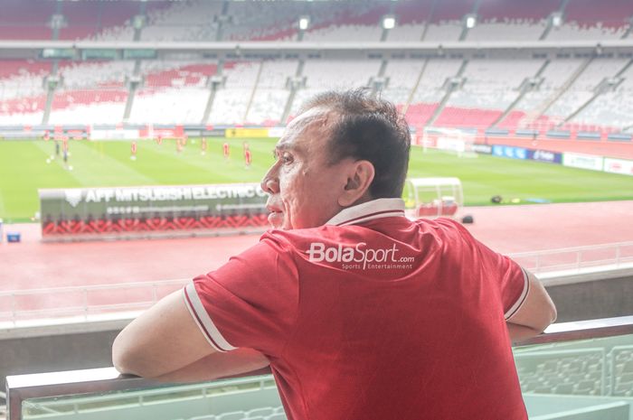 Ketua Umum PSSI, Mochamad Iriawan, sedang memantau latihan timnas Indonesia di Stadion Gelora Bung Karno, Senayan, Jakarta, 22 Desember 2022.