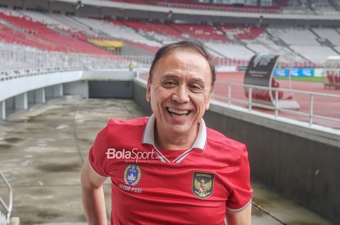 Ketua Umum PSSI, Mochamad Iriawan, sempat sumringah saat sedang memberikan keterangan kepada awak media di Stadion Gelora Bung Karno, Senayan, Jakarta, 22 Desember 2022.