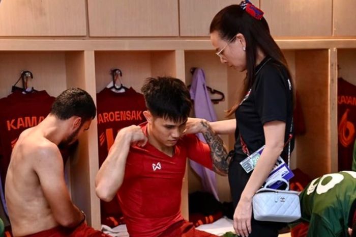 Manajer Timnas Thailand Nuanphan Lamsam (Madam Pang) menyapa para pemain di ruang ganti dalam Piala AFF 2022.