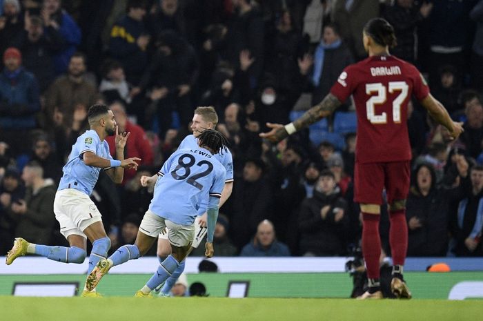 Riyad Mahrez (kiri), merayakan golnya ke gawang Liverpool dalam laga babak 16 besar Piala Liga Inggris 2022-2023, Jumat (23/12/2022)