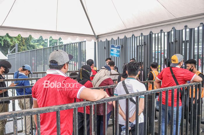 Sejumlah suporter timnas Indonesia sedang antre untuk masuk ke Stadio Gelora Bung Karno, Senayan, Jakarta, 23 Desember 2022.  