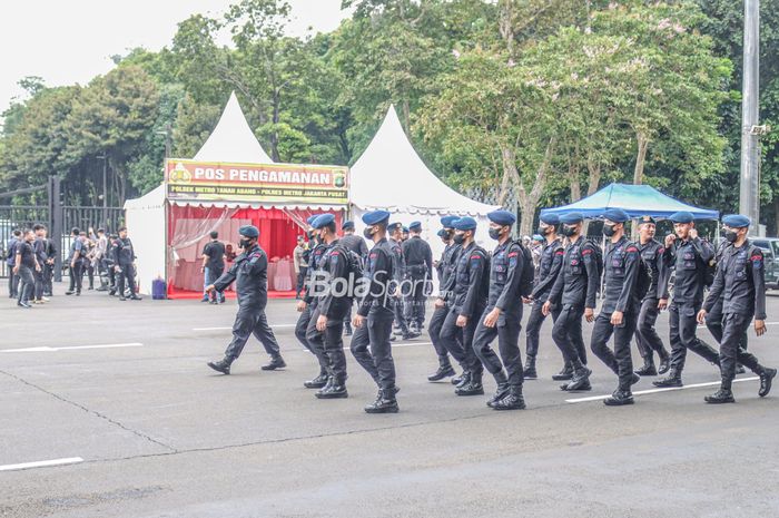 Sejumlah pengaman saat laga timnas Indonesia versus timnas Kamboja pada laga Piala AFF 2022 di Stadion Gelora Bung Karno, Senayan, Jakarta, 23 Desember 2022.