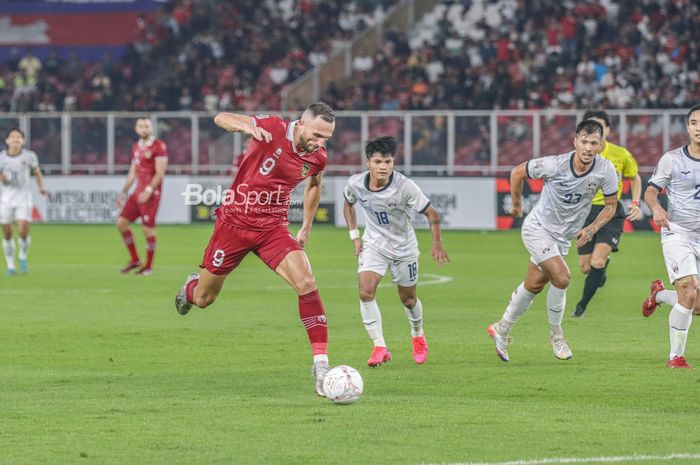 Striker naturalisasi timnas Indonesia, Ilija Spasojevic (kiri), sedang menguasai bola ketika bertanding dalam laga pekan pertama Grup A Piala AFF 2022 di Stadion Gelora Bung Karno, Senayan, Jakarta, 23 Desember 2022.