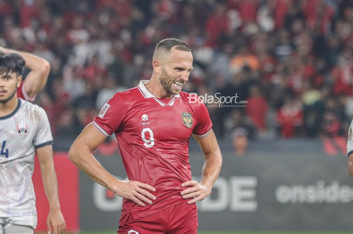 Striker naturalisasi timnas Indonesia, Ilija Spasojevic (kiri), tampak sedang sedikit kecewa dalam laga pekan pertama Grup A Piala AFF 2022 di Stadion Gelora Bung Karno, Senayan, Jakarta, 23 Desember 2022.