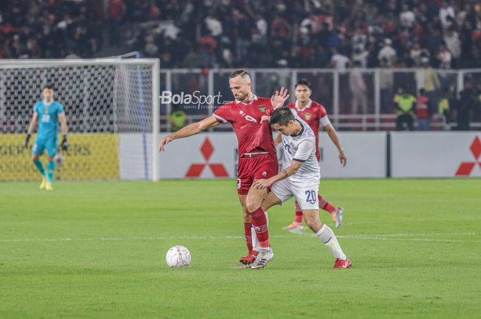 Striker naturalisasi timnas Indonesia, Ilija Spasojevic (kiri), sedang menguasai bola ketika bertanding dalam laga pekan pertama Grup A Piala AFF 2022 di Stadion Gelora Bung Karno, Senayan, Jakarta, 23 Desember 2022.